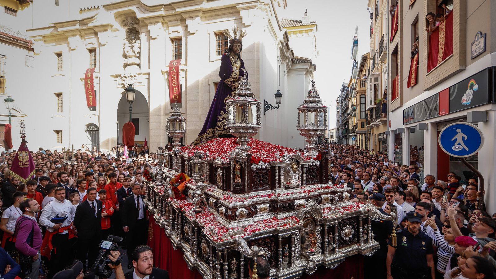 La imagen perfecta de  una Semana Santa repleta de contrastes