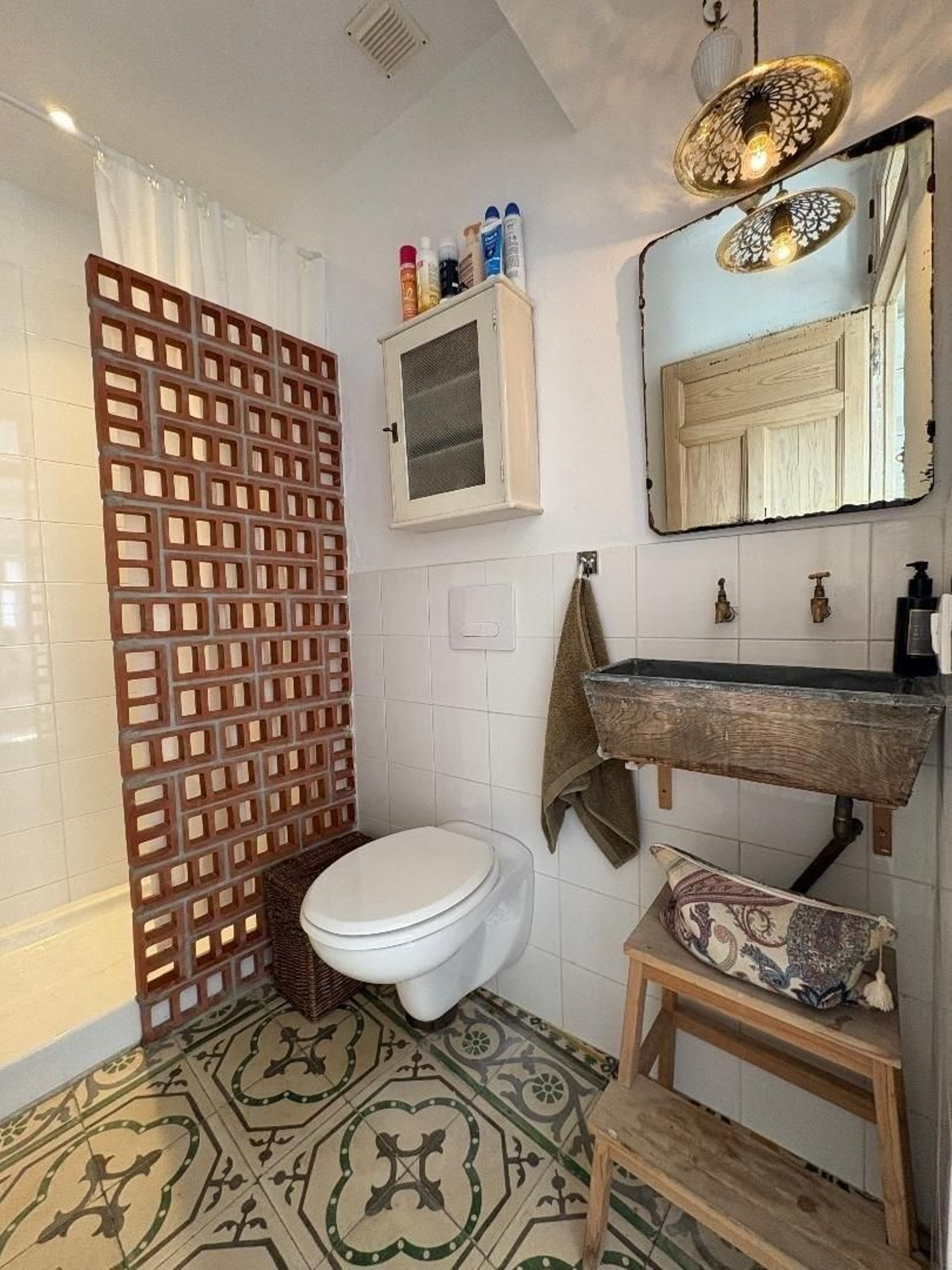 El espejo del baño es original de los años 20.