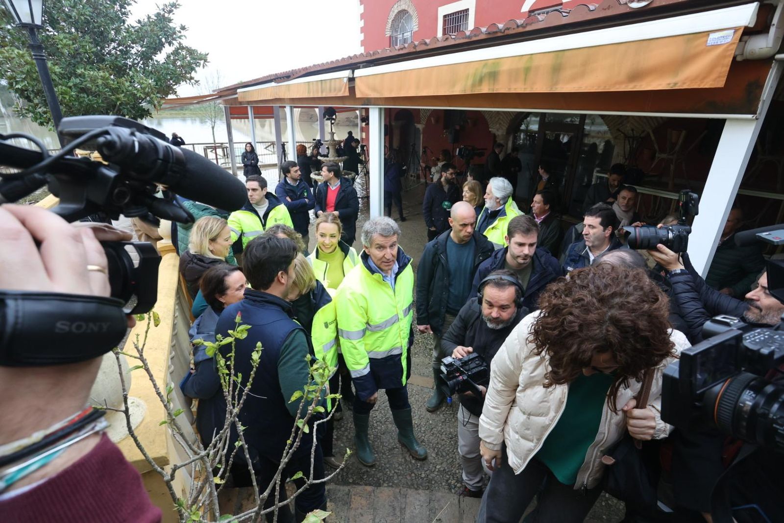 Imágenes de la visita de Alberto Núñez Feijóo y Juanma Moreno a las zonas inundadas de Jerez