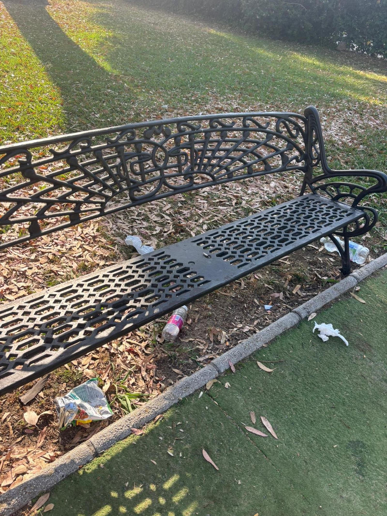 Suciedad en un banco del parque.