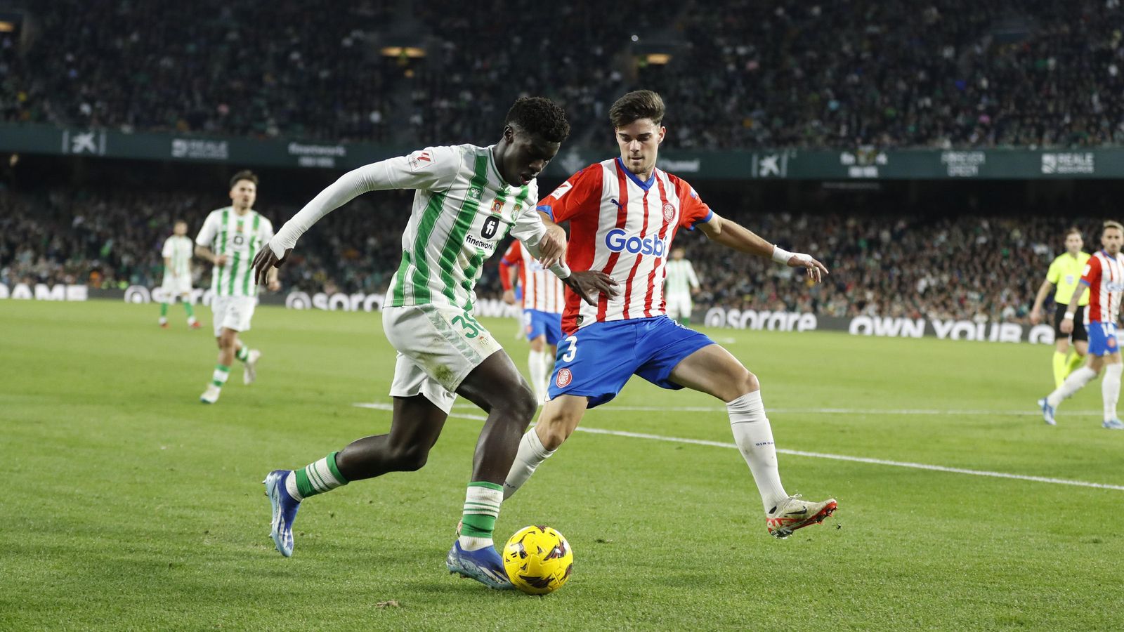 Assane Diao conduce la pelota ante Miguel Gutiérrez.