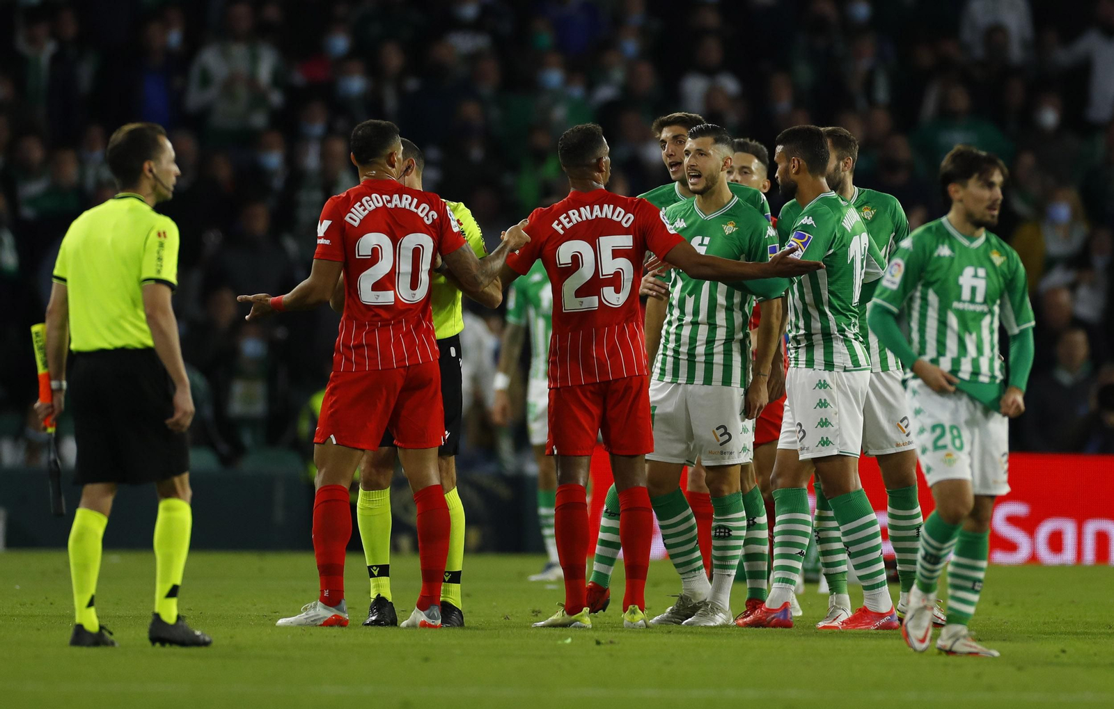 Diego Carlos y Fernando discuten con Guido y Édgar y Willian José pide calma en el último derbi.
