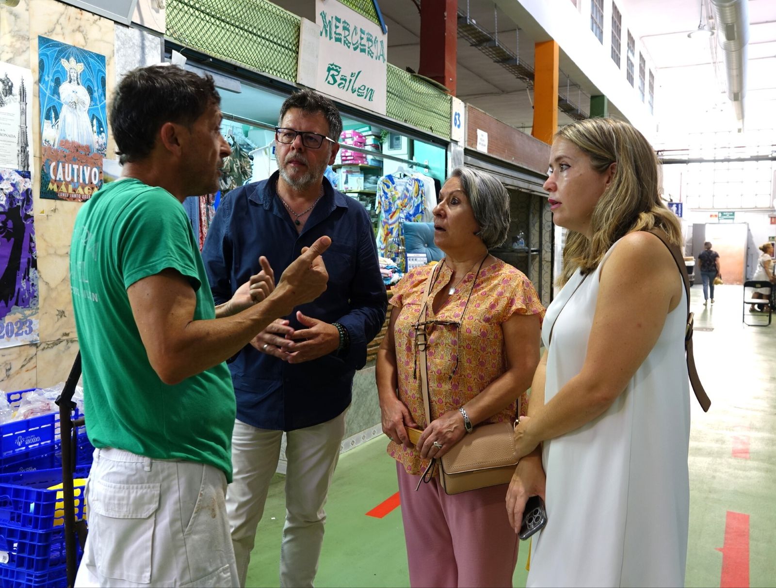 Jorge Quero, Mari Carmen Sánchez y Alicia Murillo en el Mercado de Bailén.
