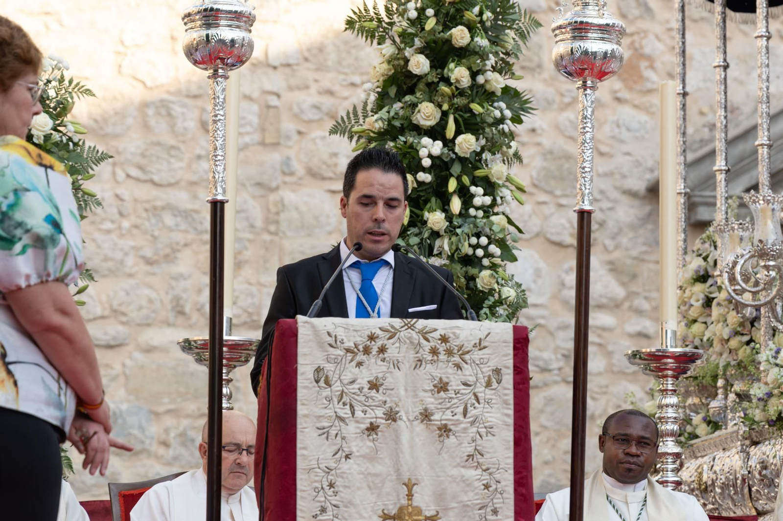 Santa Ana, patrona de Torredelcampo, recibe el bastón de mando como Alcaldesa Perpetua.
