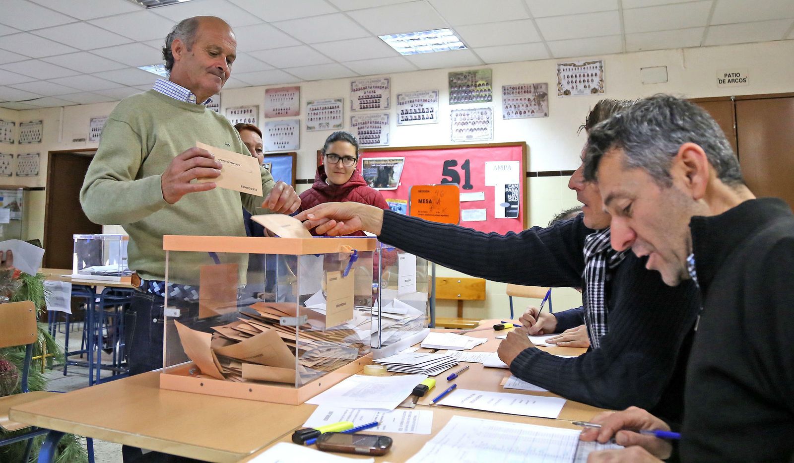 Un jerezano votando en las elecciones municipales de 2015.