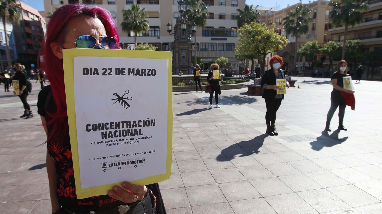 Las fotos de la protesta del sector de las peluquerías en Algeciras para exigir una bajada del IVA
