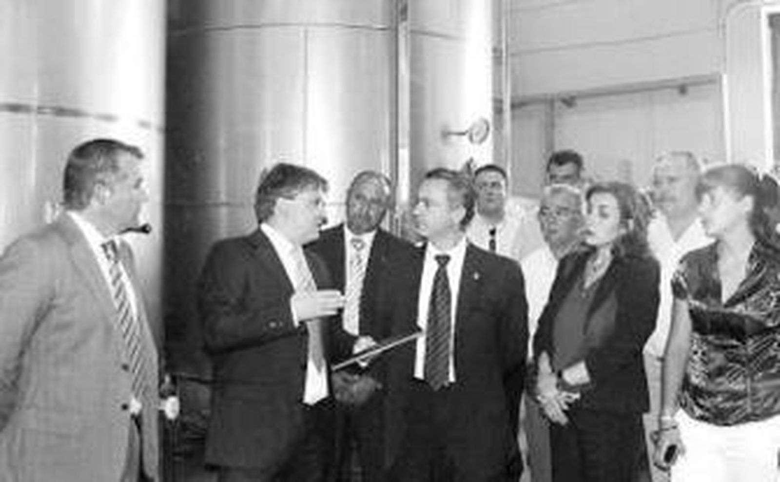 El gerente, Juan Cruz, junto a Usero y la alcaldesa de Uleila.