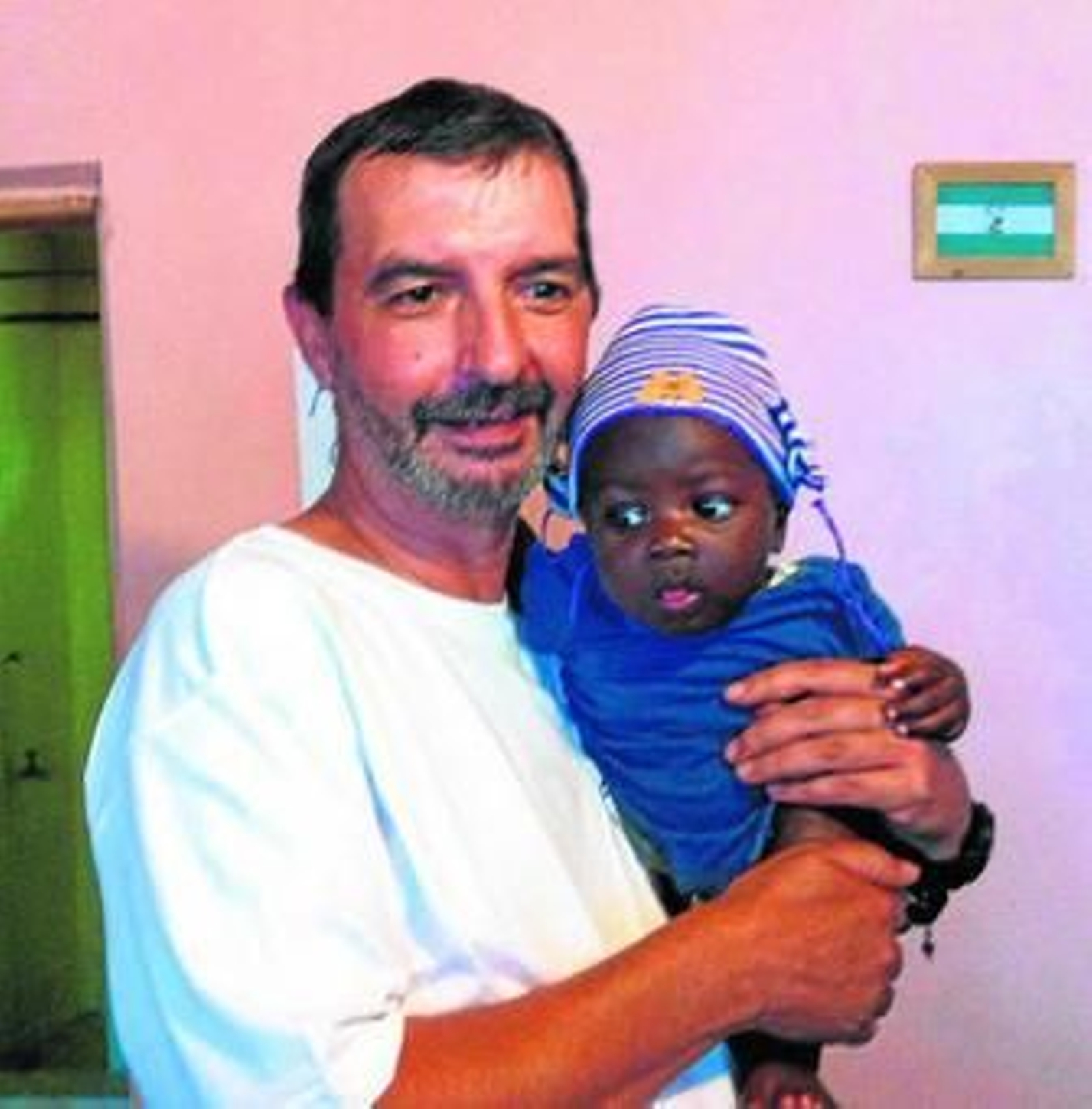 Miguel Serrano con un bebé en el centro de cooperantes de la asociación en Lungi, Sierra Leona.