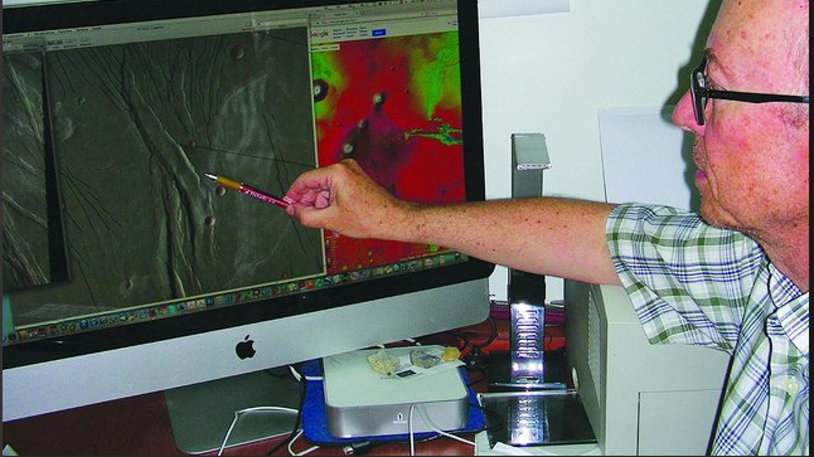 Uno de los investigadores señala la zona de Marte analizada.