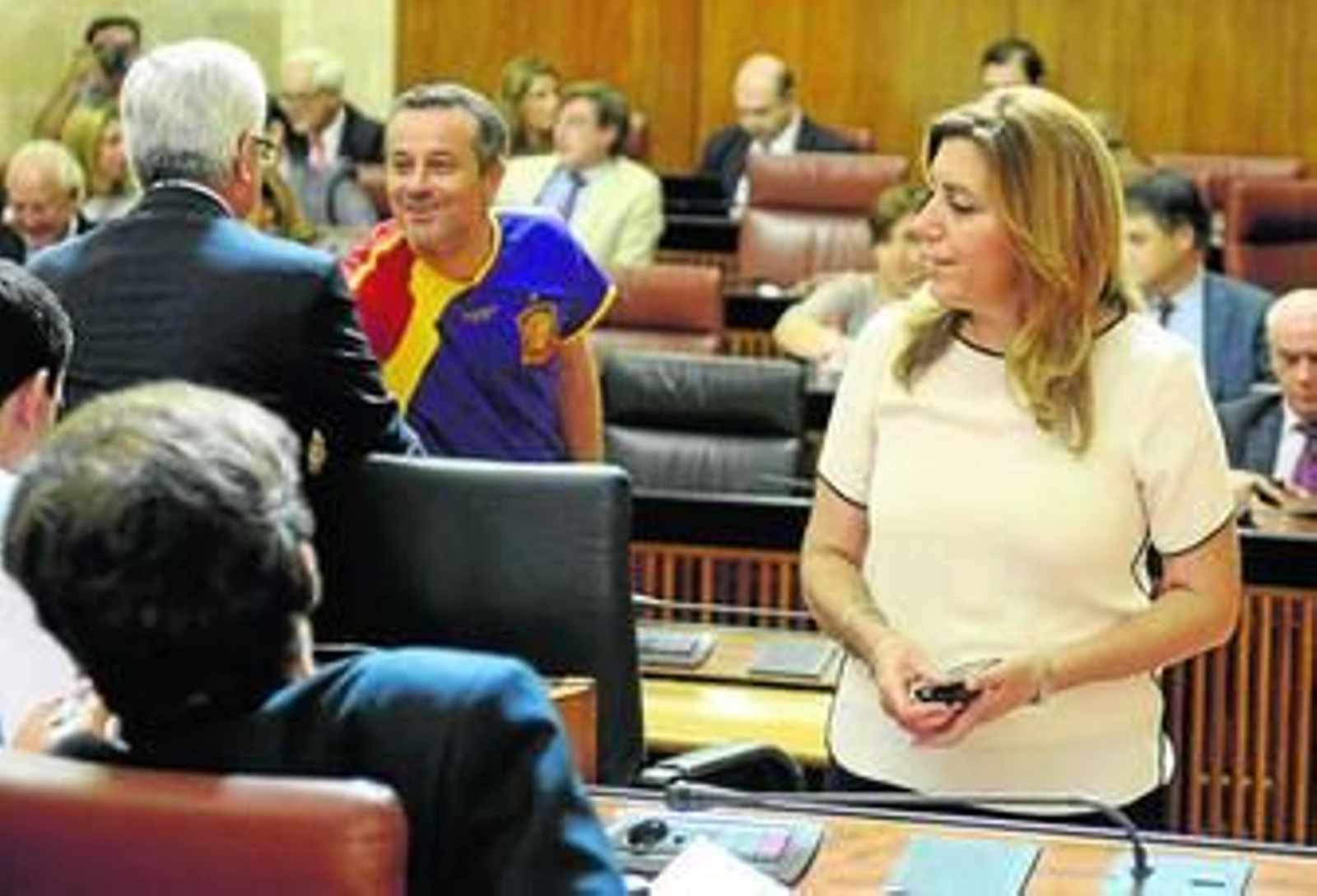 Susana Díaz presencia el saludo del consejero de Presidencia, Manuel Jiménez Barrios, a José Antonio Castro, portavoz de IU, ayer en el pleno del Parlamento.