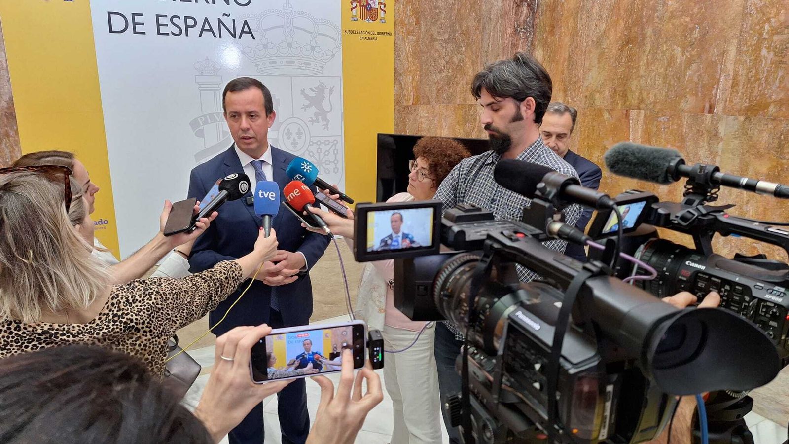 El subdelegado del Gobierno en Almería, José María Martín, atiende a los medios de comunicación minutos antes de presidir la Comisión de Seguridad Vial de Almería en la que se ha puesto de manifiesto un destacado aumento de la siniestralidad