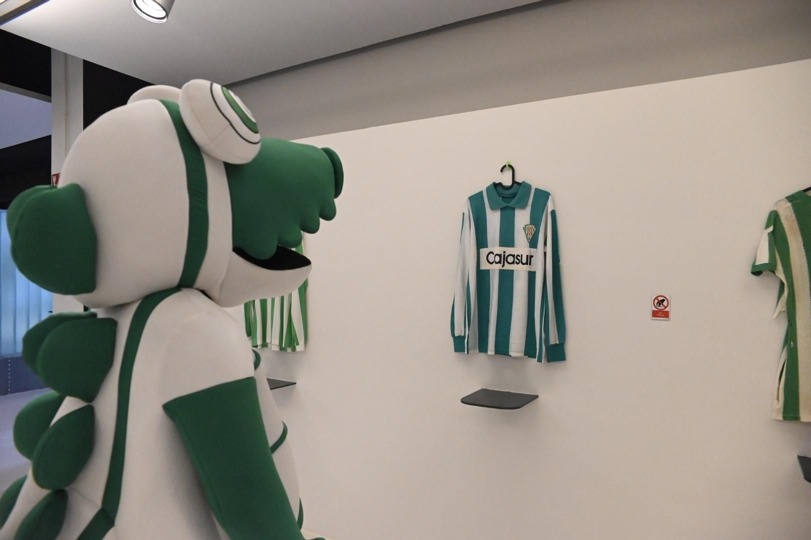 La exposición de camisetas históricas del Córdoba CF, en imágenes