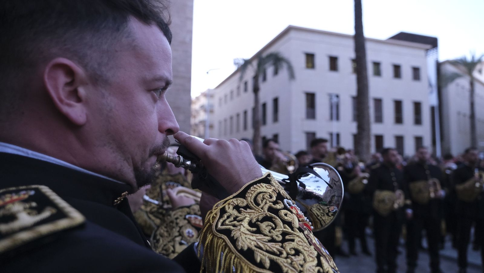 La Banda de Cornetas y Tambores Nuestra Señora del Carmen arropa al Cristo de Medinaceli, en imágenes