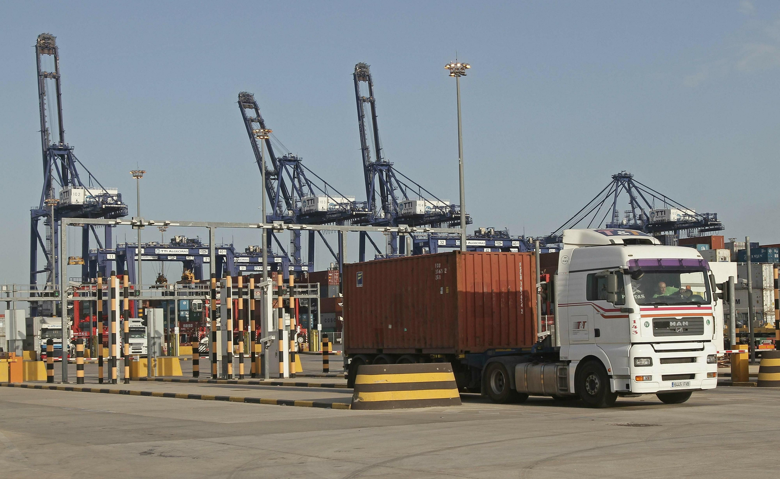 Un camión sale de la terminal de contenedores de TTI Algeciras.