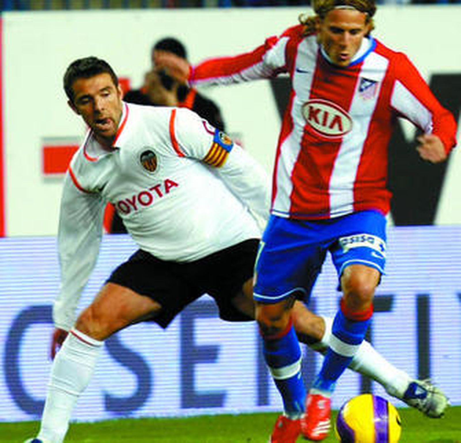 Marchena, en la imagen acosando a Forlán, será baja por sanción.