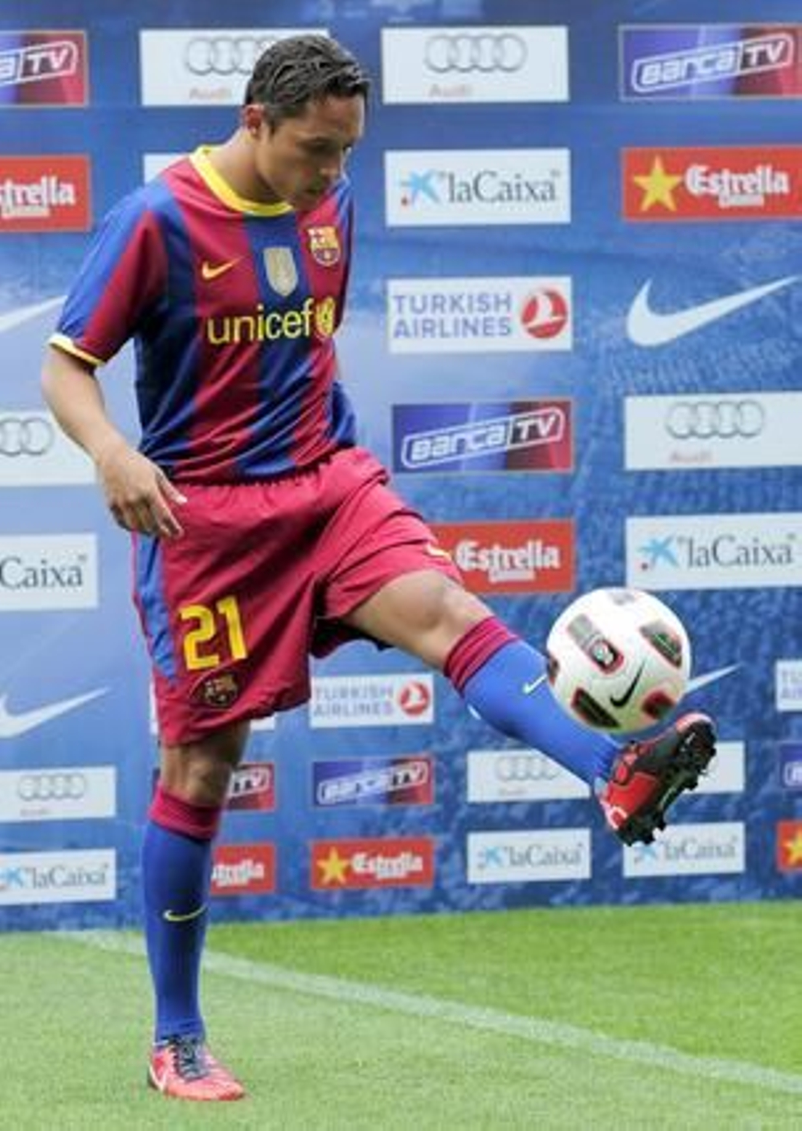 El Barça presenta a Adriano. / AFP