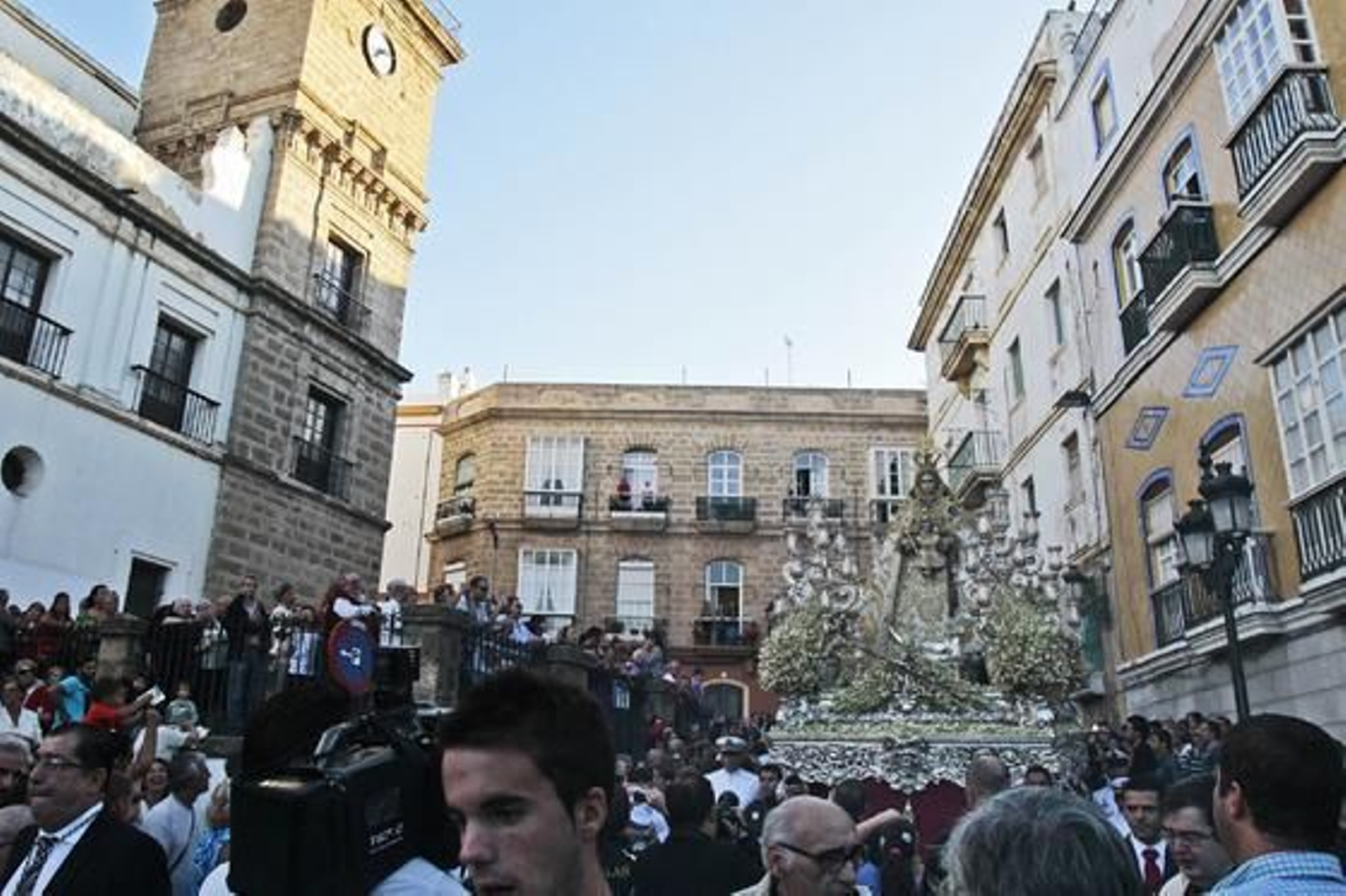 La Virgen del Rosario recorre las calles de Cádiz. 

Foto: Lourdes de Vicente
