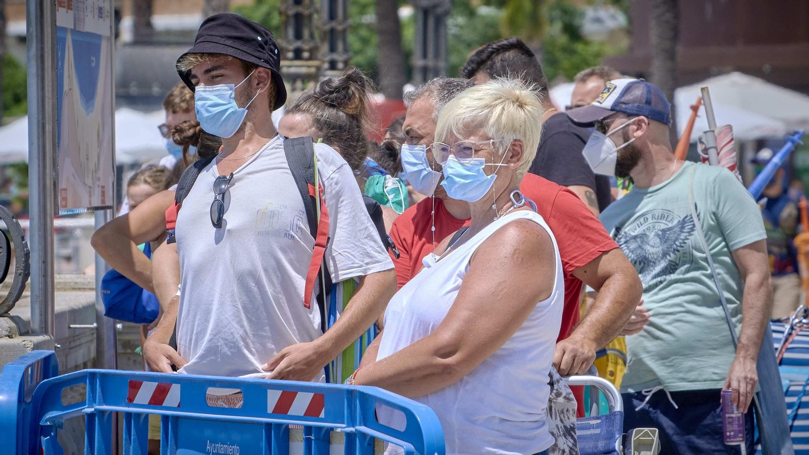 Imágenes inéditas en La Caleta con colas para entrar al completarse el aforo