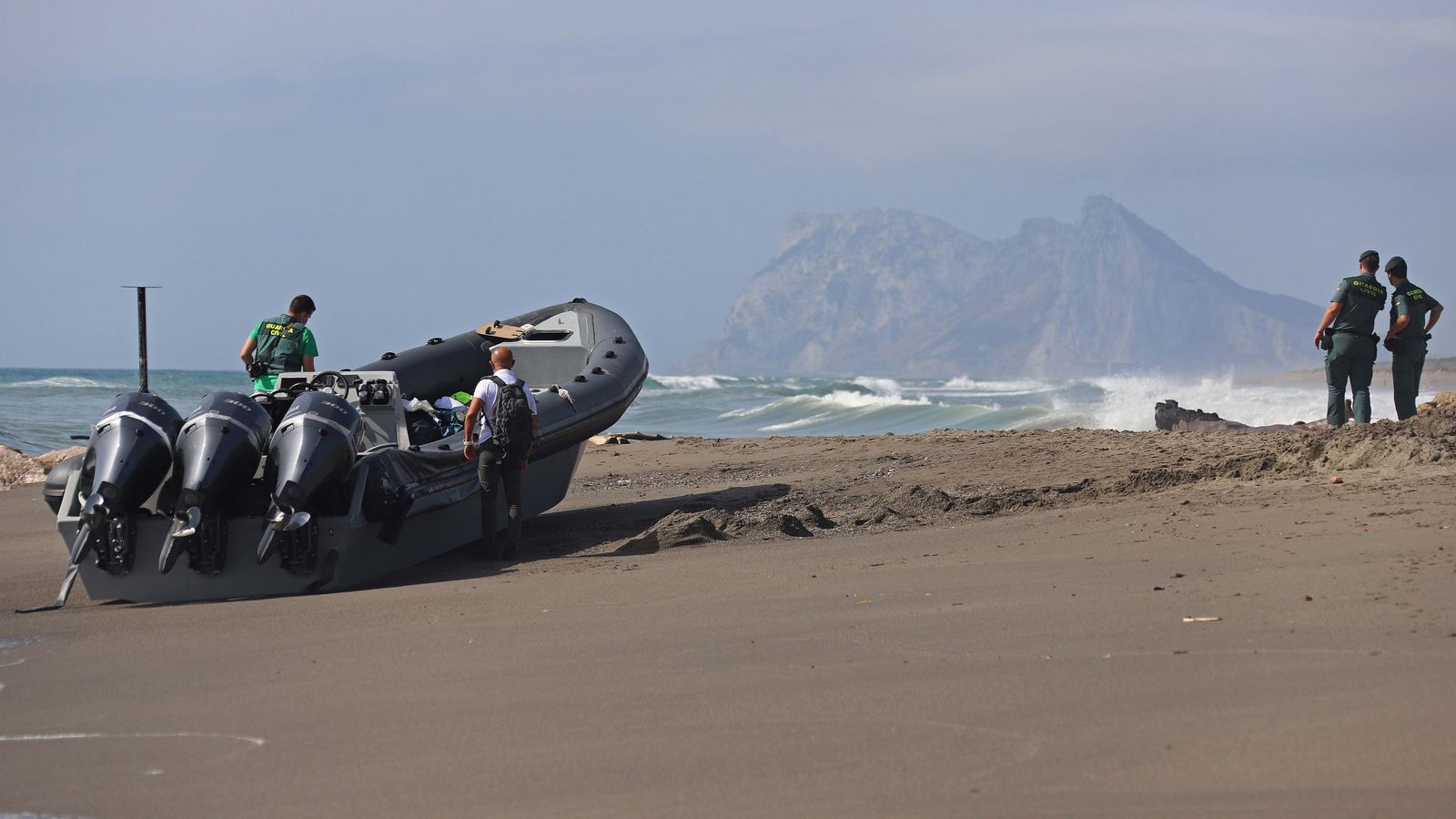 Operativo contra el narcotráfico en la playa de Sotogrande
