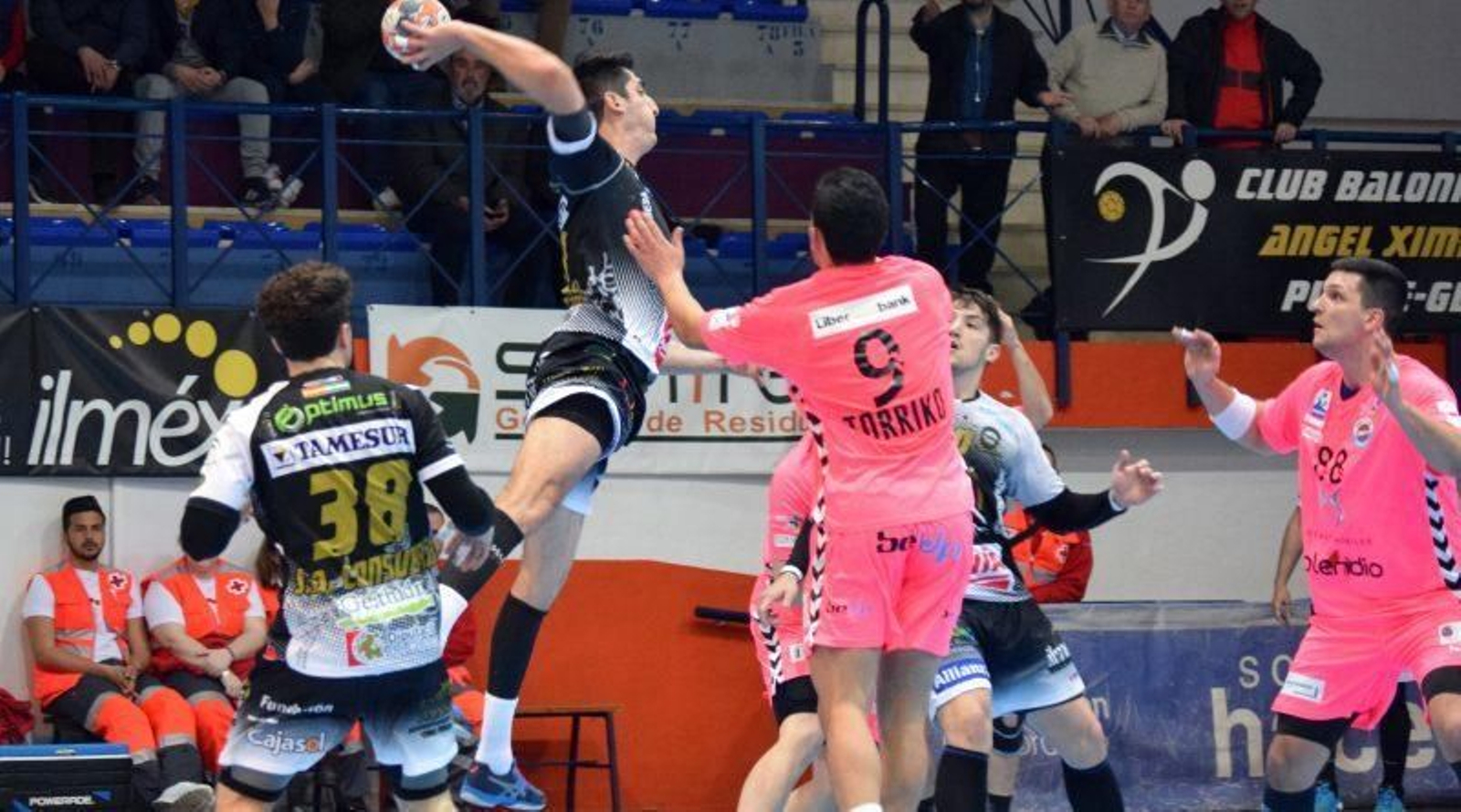 Rudovic lanza ante la defensa del Sinfín, en el último partido casero del Ángel Ximénez. Rudovic lanza ante la defensa del Sinfín, en el último partido casero del Ángel Ximénez.