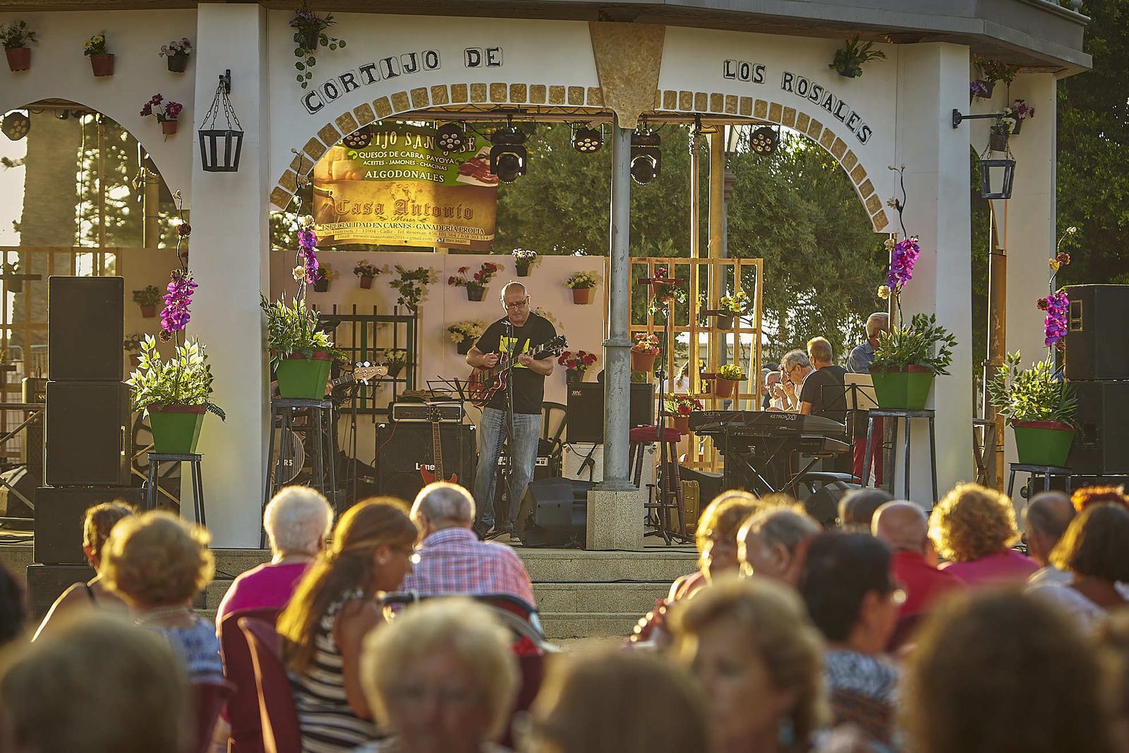 El templete del Parque Genovés reconvertido en el escenario del Cortijo los Rosales en el verano de 2017.