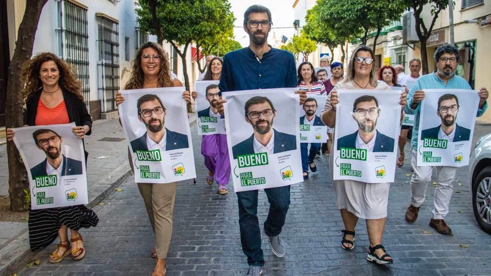 José Luis Bueno y parte de su candidatura, con carteles electorales.