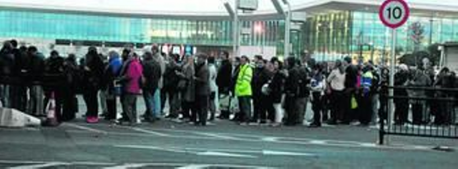 un grupo de personas aguardar para cruzar hacia La Línea en una imagen de archivo.