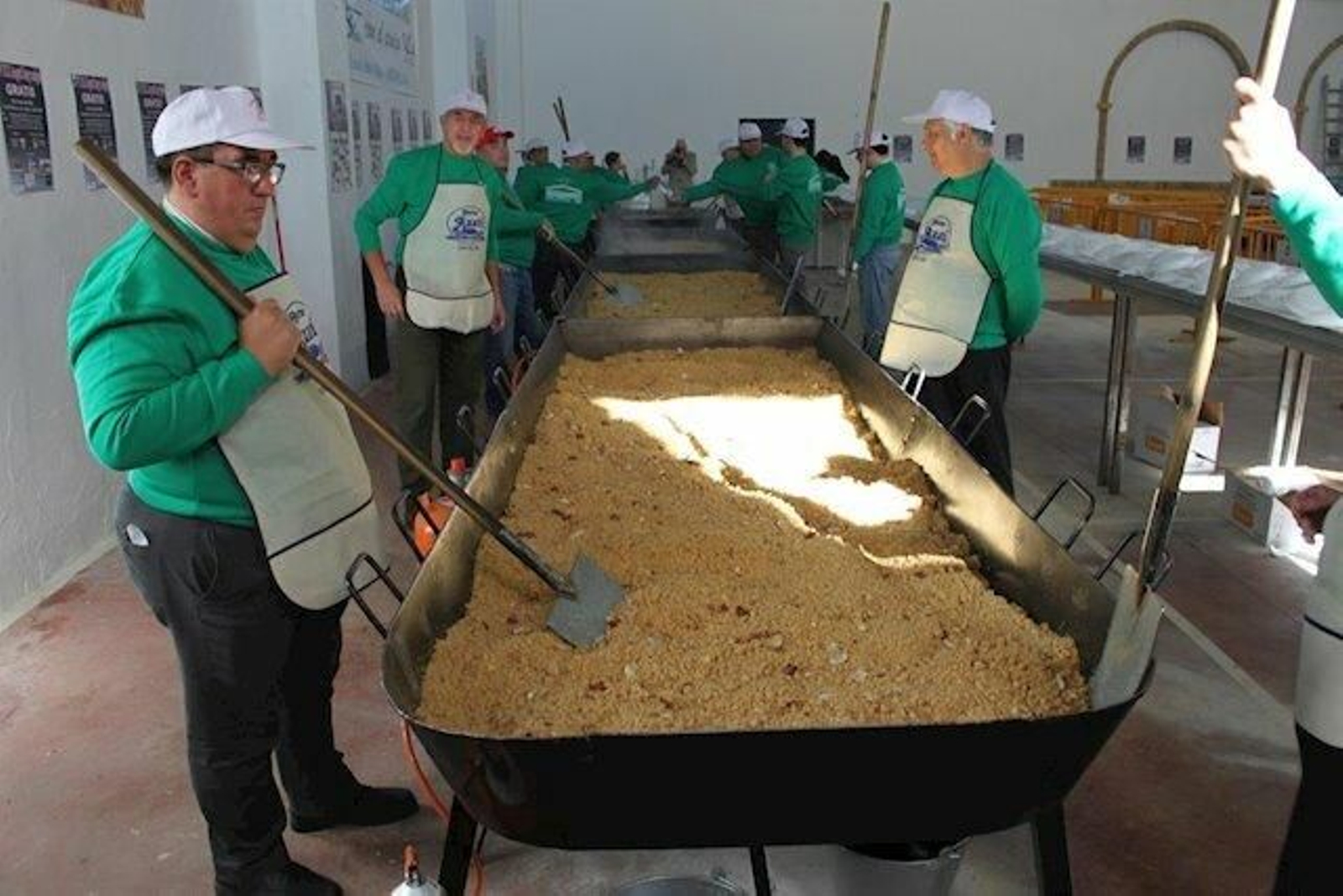 Elaboración de los más de 1.600 kilos de migas gratis que se reparten en Lora del Río, en una edición pasada.