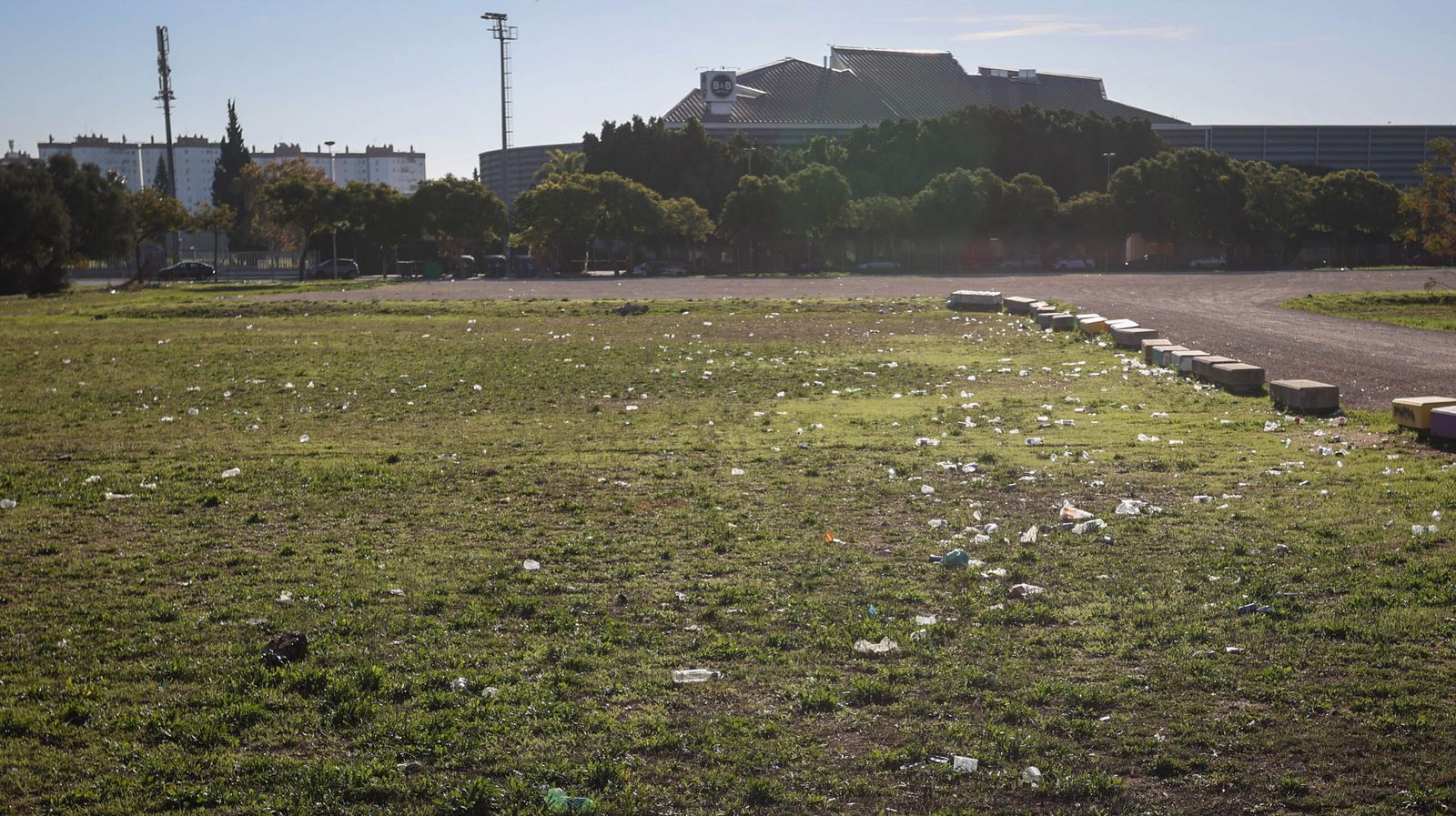 Basura, cochambre y escombros en Chapín