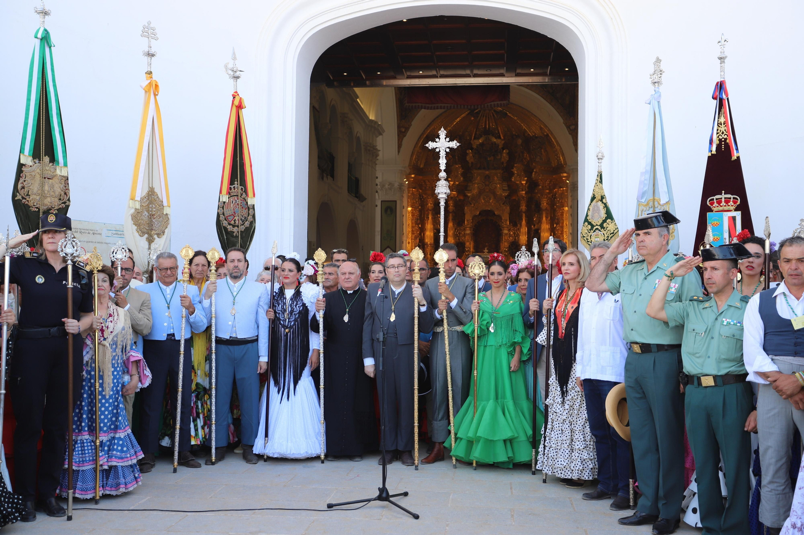 Imágenes del desfile del 175 aniversario de la Guardia Civil en El Rocío