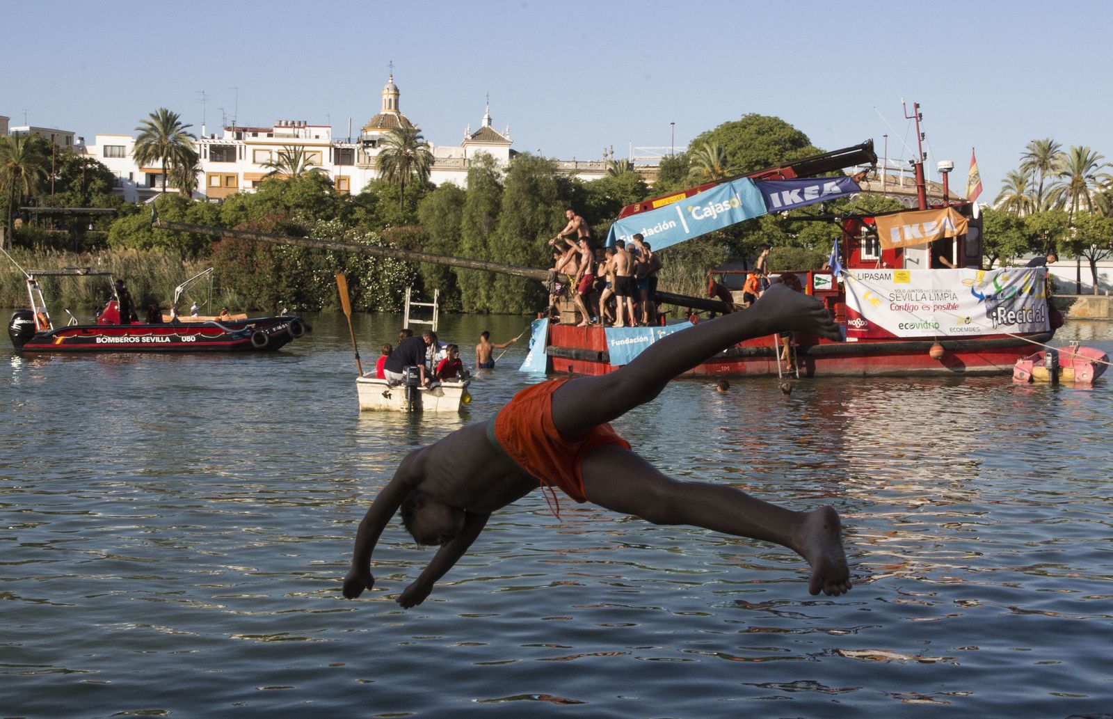 La cucaña de la Velá de Triana, en imágenes