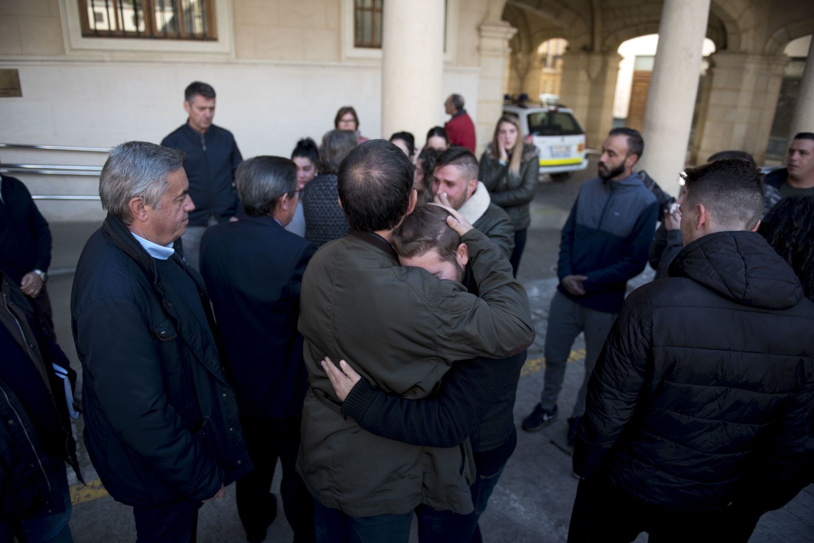 Emotivo minuto de silencio en la puerta del Ayuntamiento de Guadix