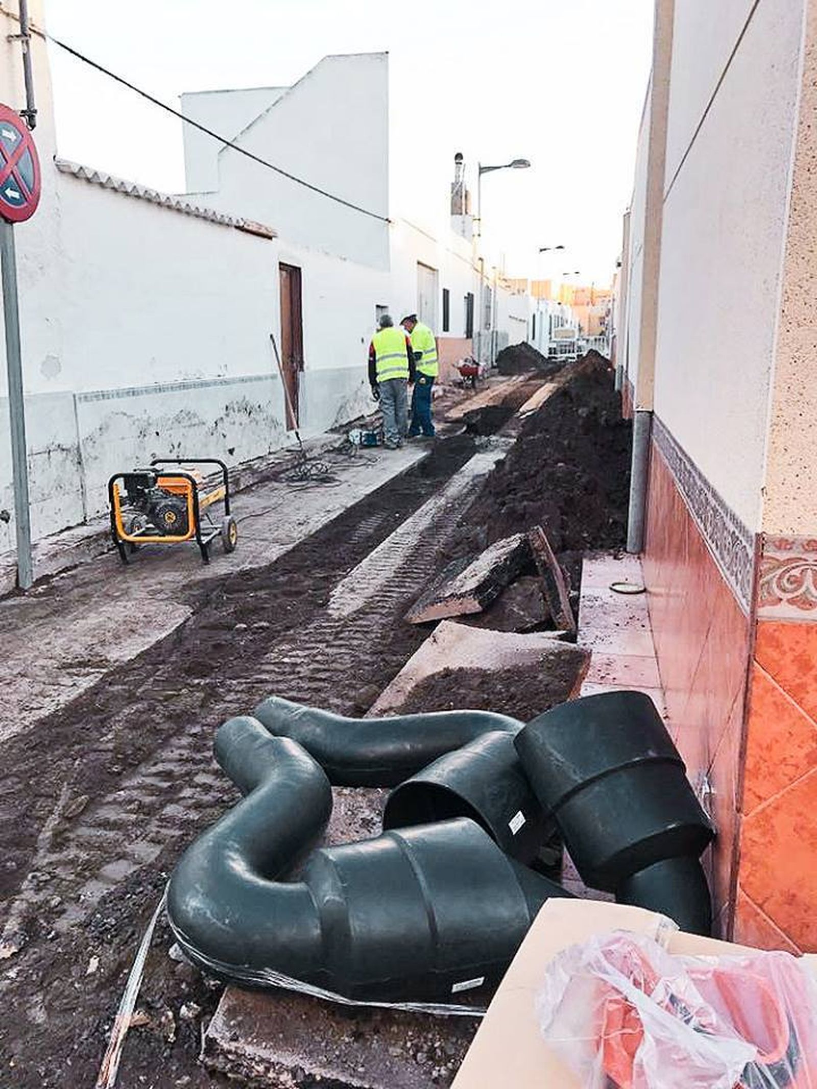 Los operarios de Emanagua ya han abierto la calle Aljibe.