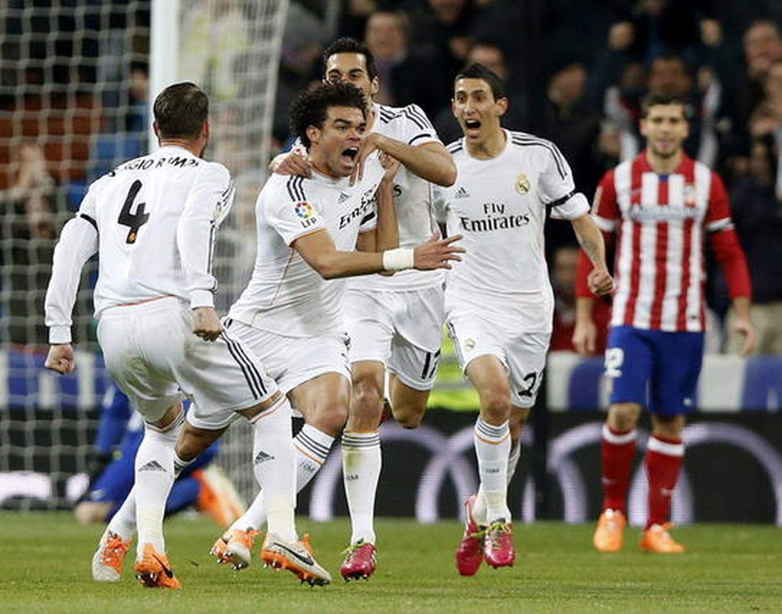 El Real Madrid golea al Atlético y pone un pie en la final de Copa (3-0)
