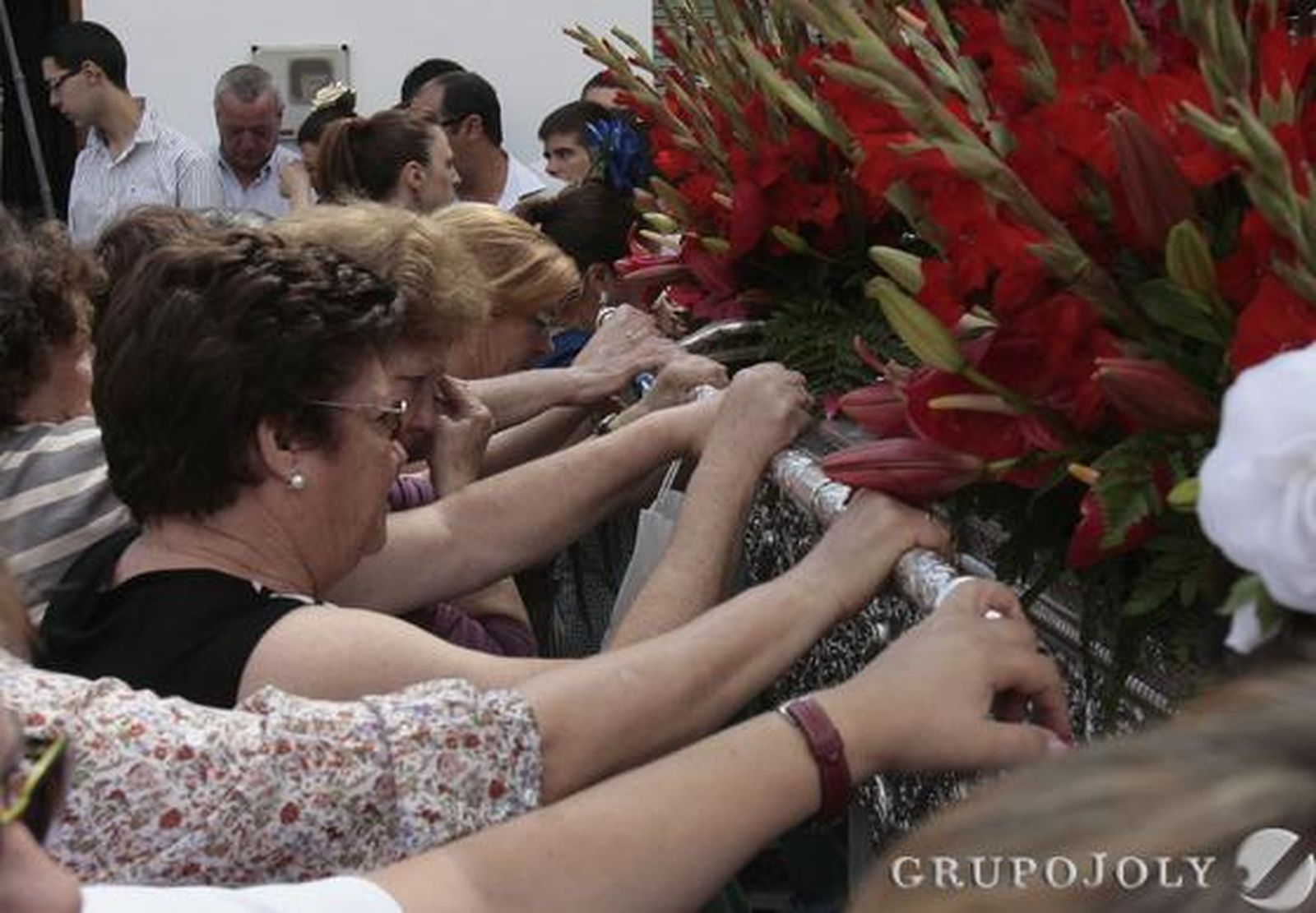 Vecinas de Gines acompañan al simpecado a la salida de Gines.

Foto: José Ángel García