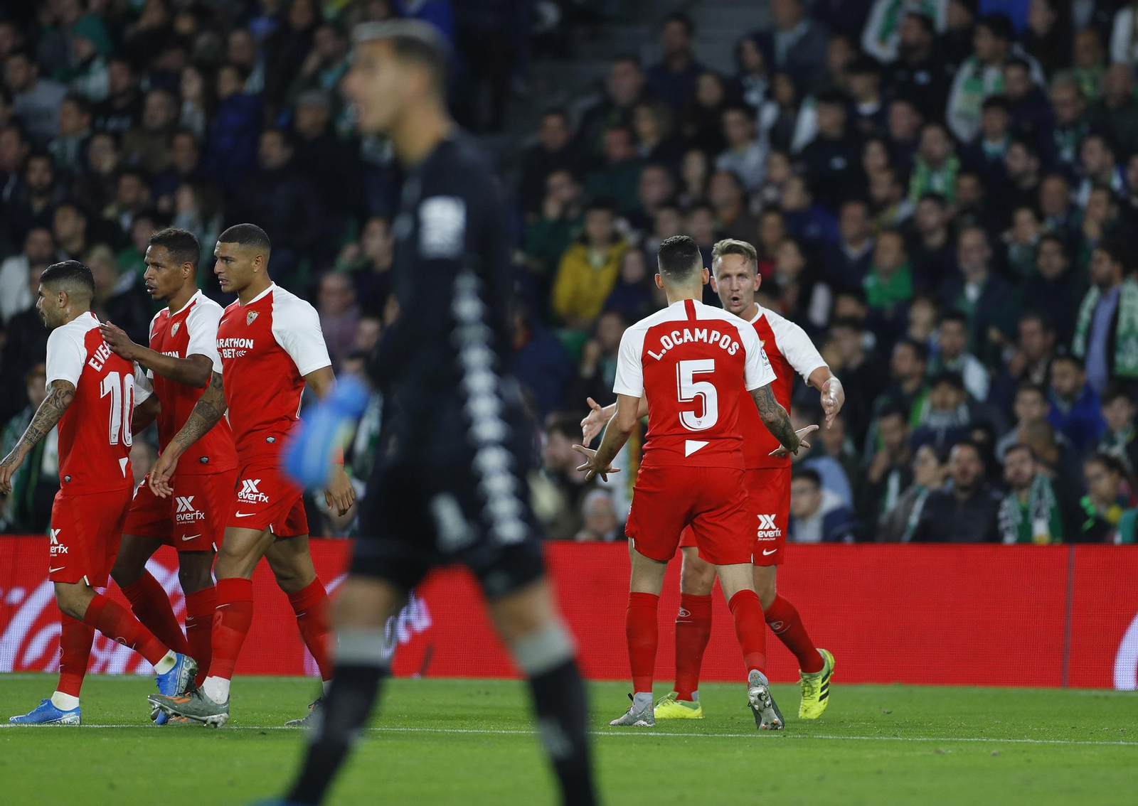 Ocampos y De Jong celebran el 1-2 en el Benito Villamarín.