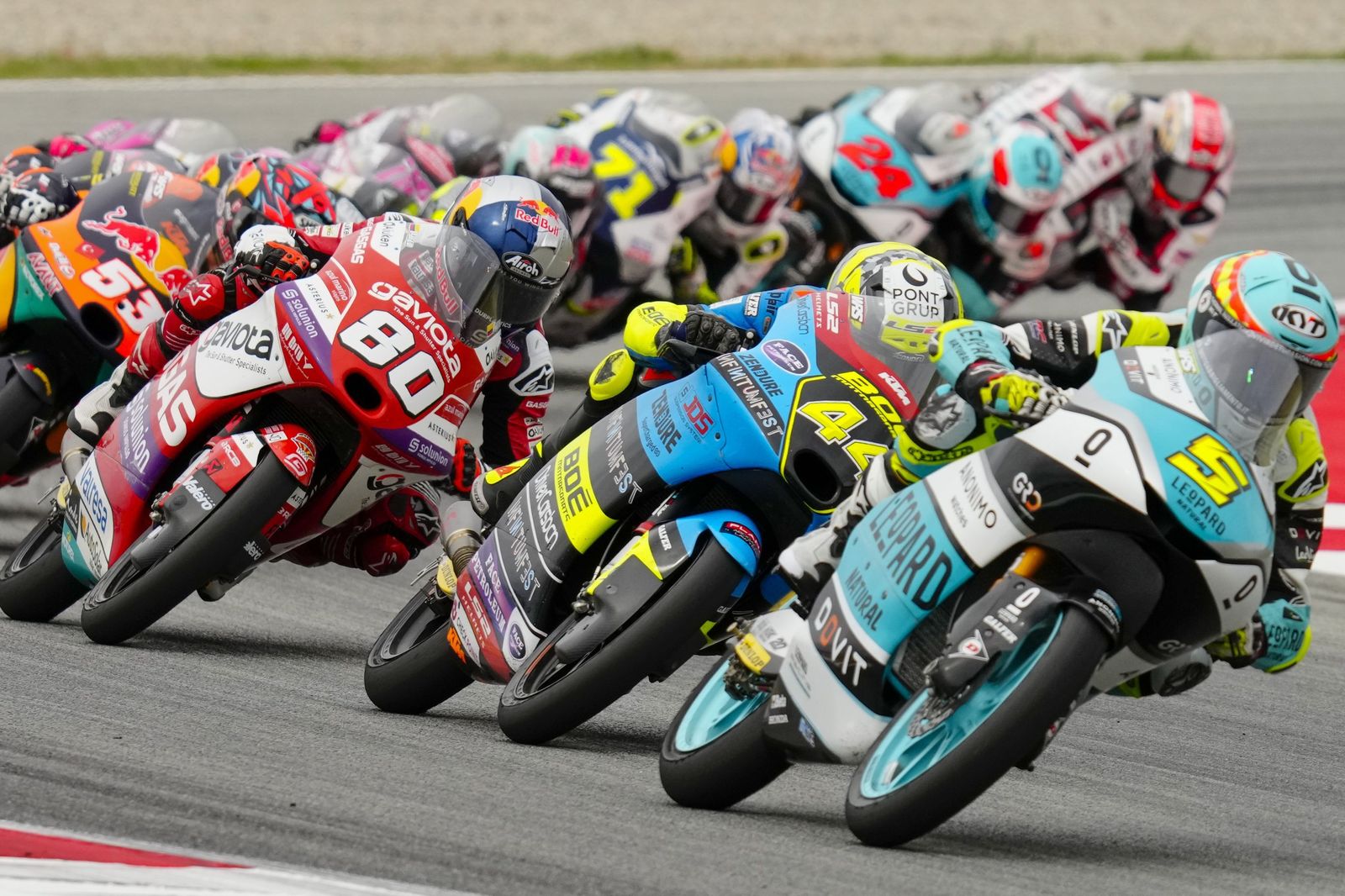 Las cariñosas fotos de Piqué, Clara Chía en el Mundial de Motos en Montmeló