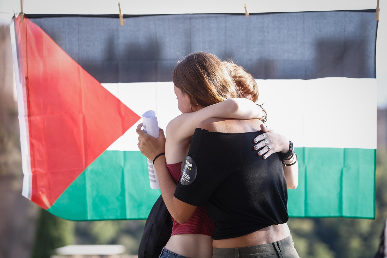 Lágrimas frente a la Alhambra, en imágenes: así se han leído en Granada los nombres de los niños muertos en Gaza