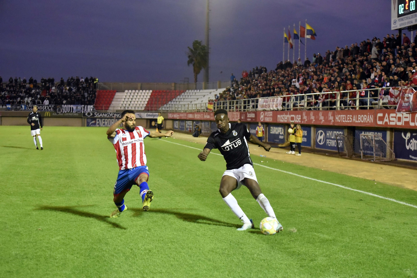 Choco y Mousa, en el Clásico jugado hace un año en el Nuevo Mirador.