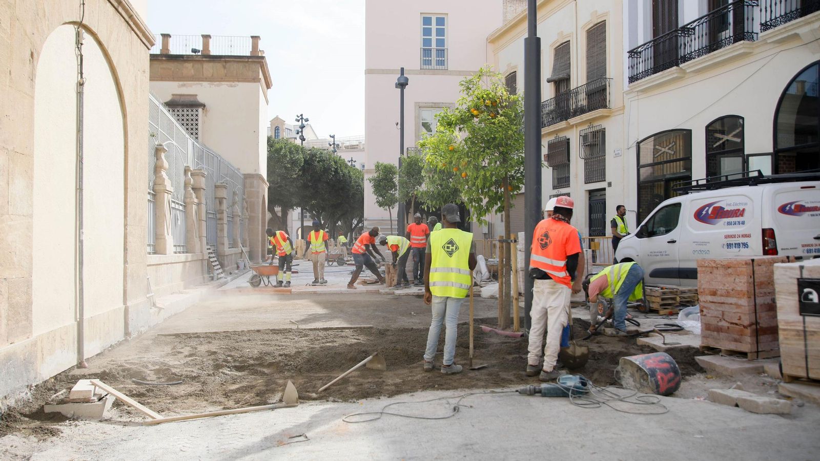 Trabajadores de diferentes nacionalidades en las obras de la Plaza de la Constitución Trabajadores de diferentes nacionalidades en las obras de la Plaza de la Constitución