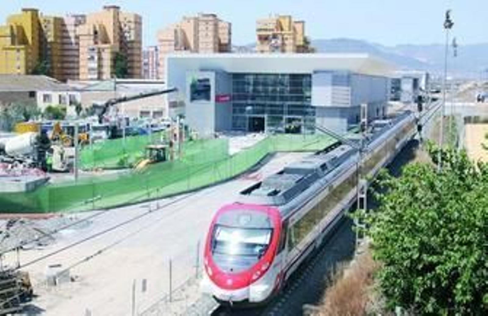 Un tren de Cercanías pasa, ayer, junto a la estación Victoria Kent.