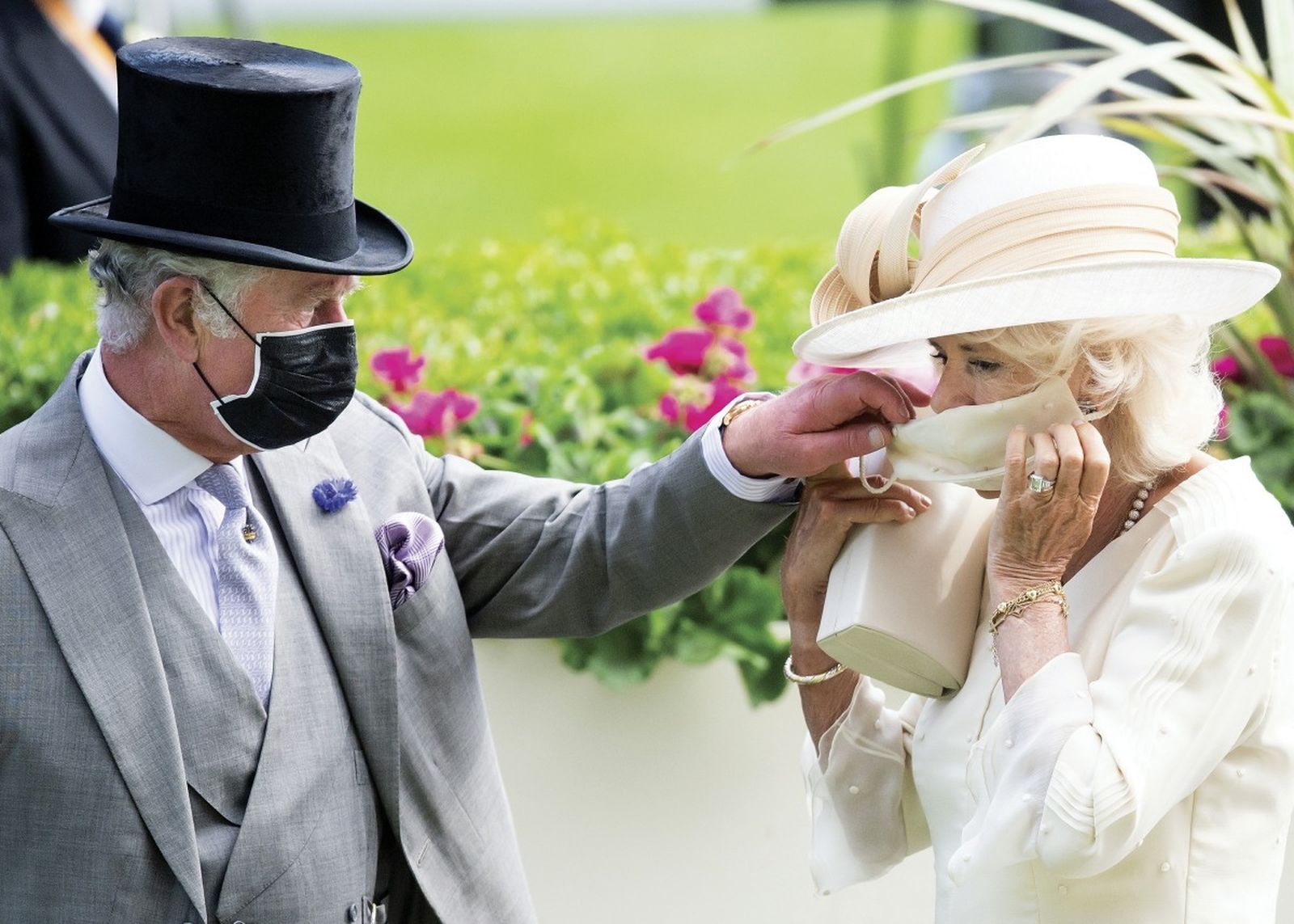 El príncipe Carlos ayuda a su mujer, Camilla, a colocarse la mascarilla el verano pasado en Ascot. Una felicitación con mensaje.