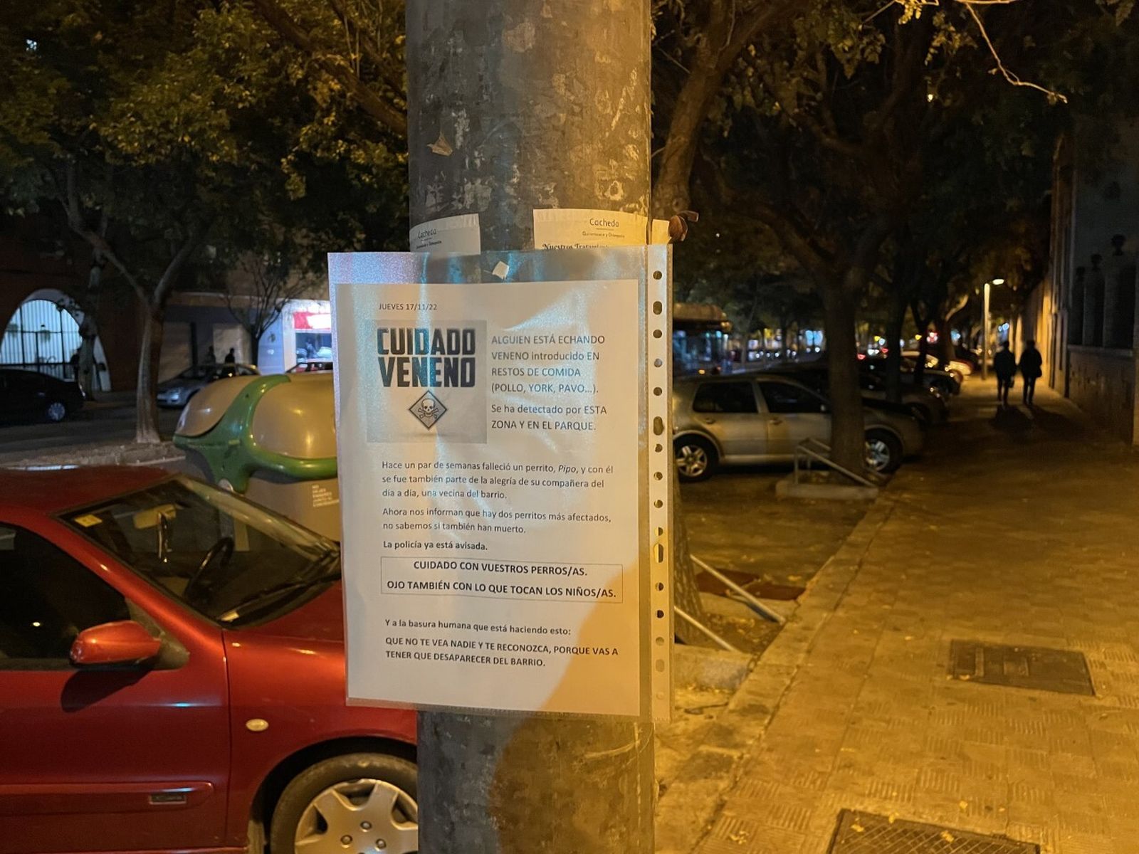 Uno de los carteles que alerta del envenenamiento de perros en la calle Juan Antonio Cavestany.