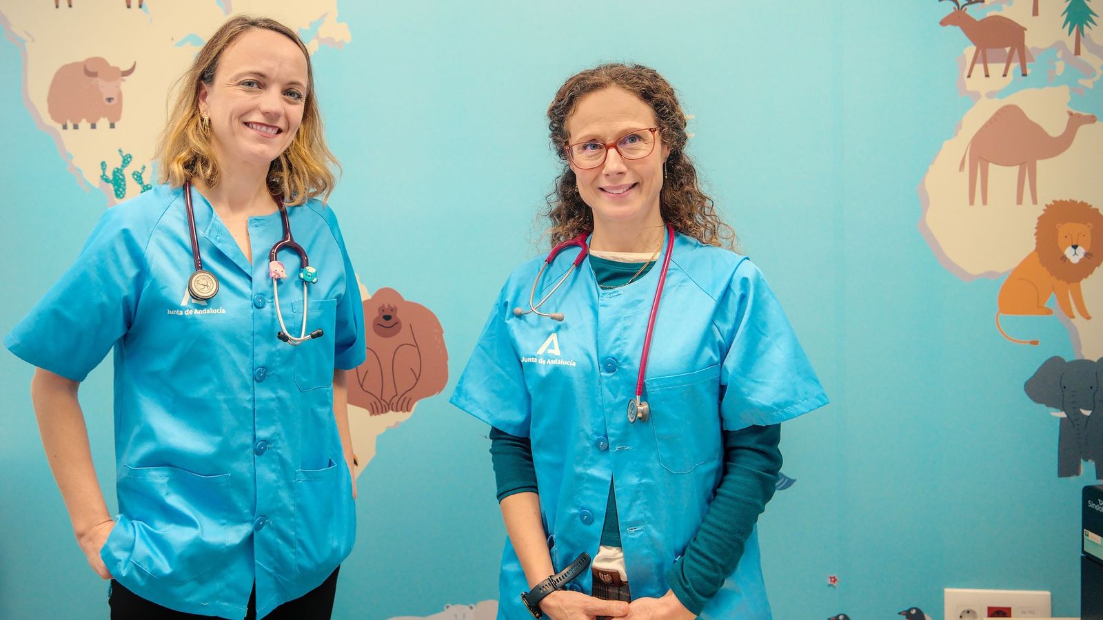 Las doctoras Inmaculada Guillén y Begoña Manso, en el área de cardiología del Hospital Infantil.