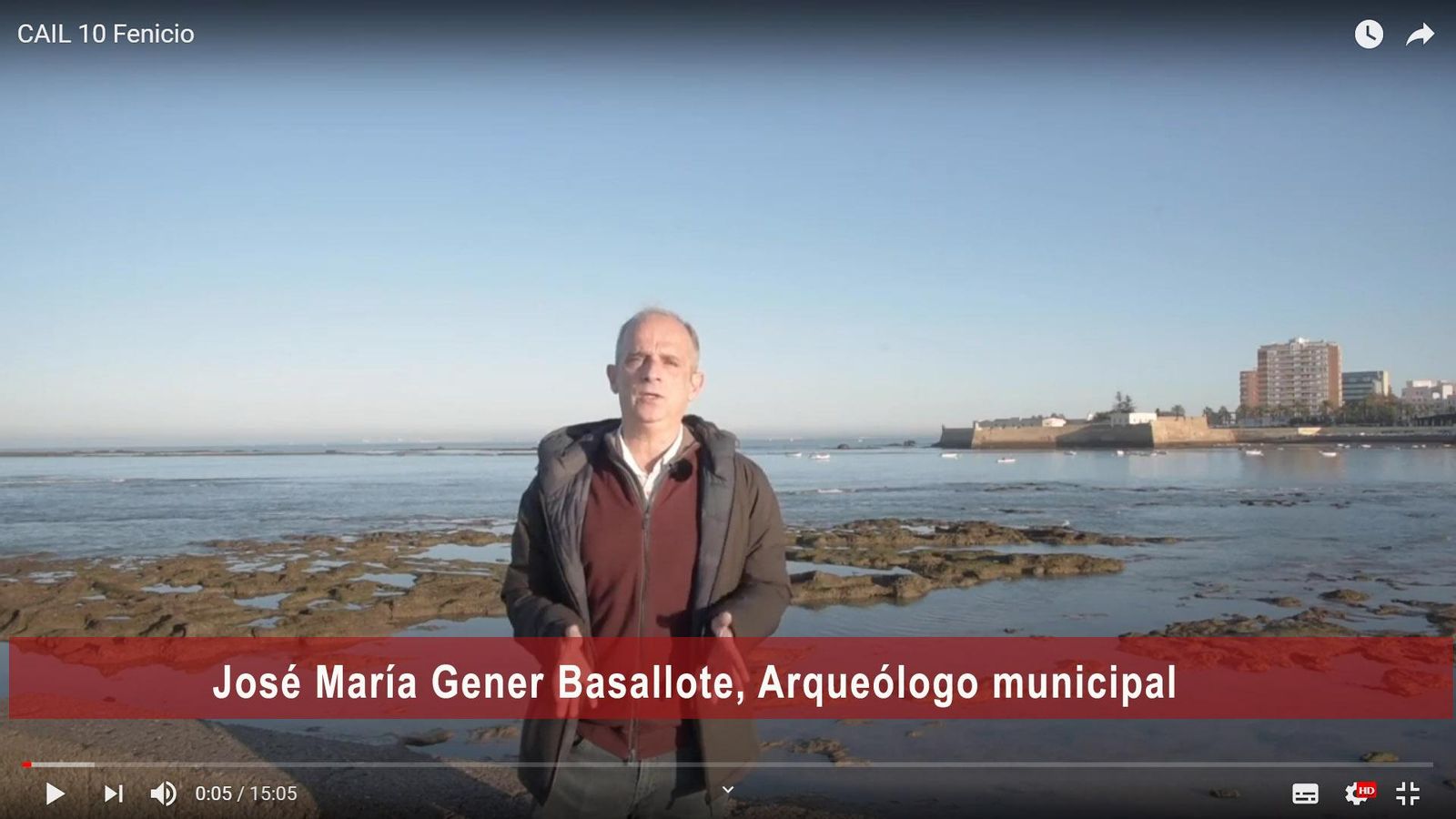 El arqueólogo José María Gener, en La Caleta, hablando sobre Gadir.