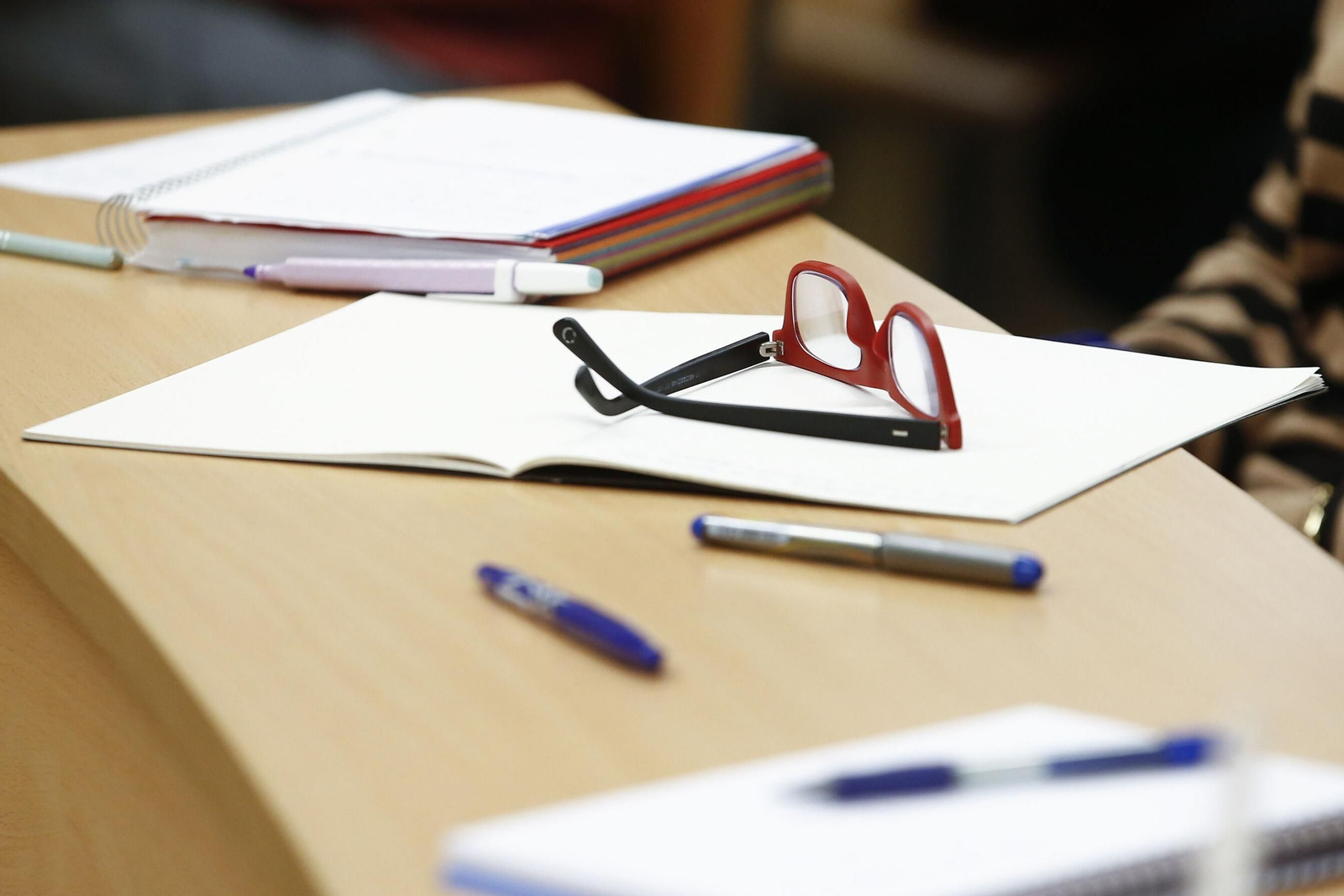 Imagen de archivo de un pupitre de un centro educativo.