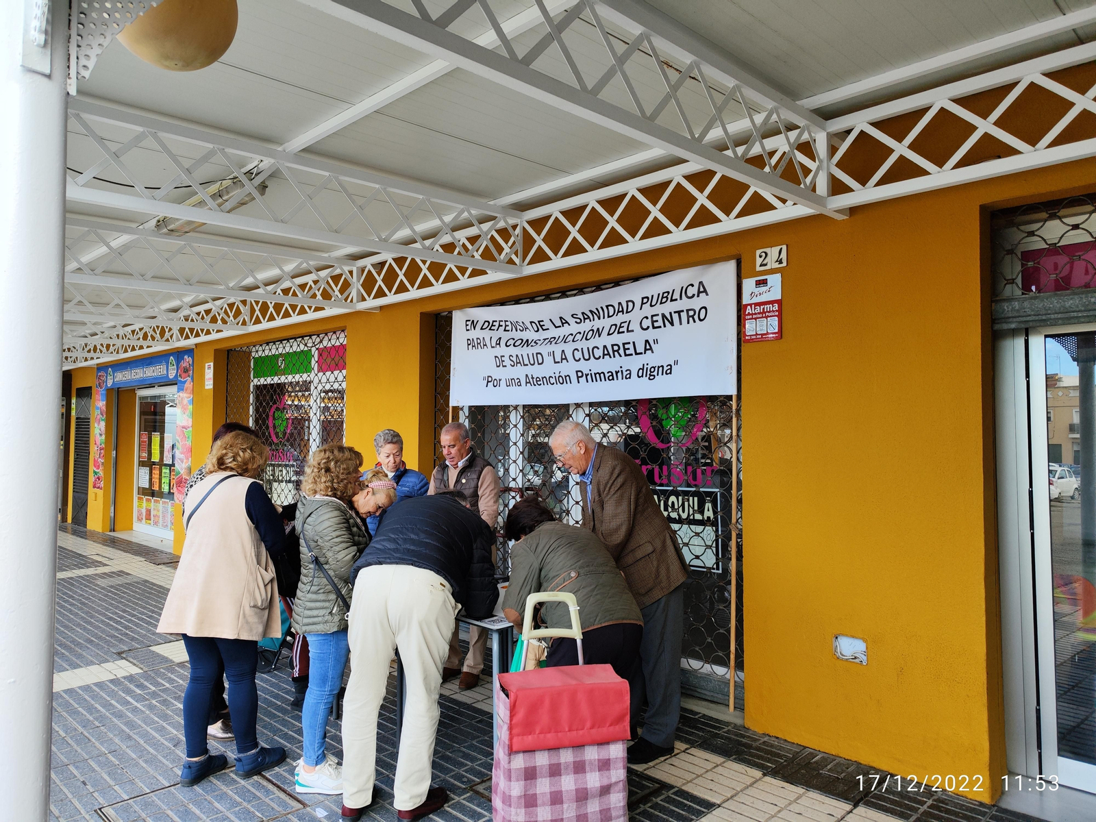 Nueva recogida de firmas en el centro comercial de Huerta del Rosario.