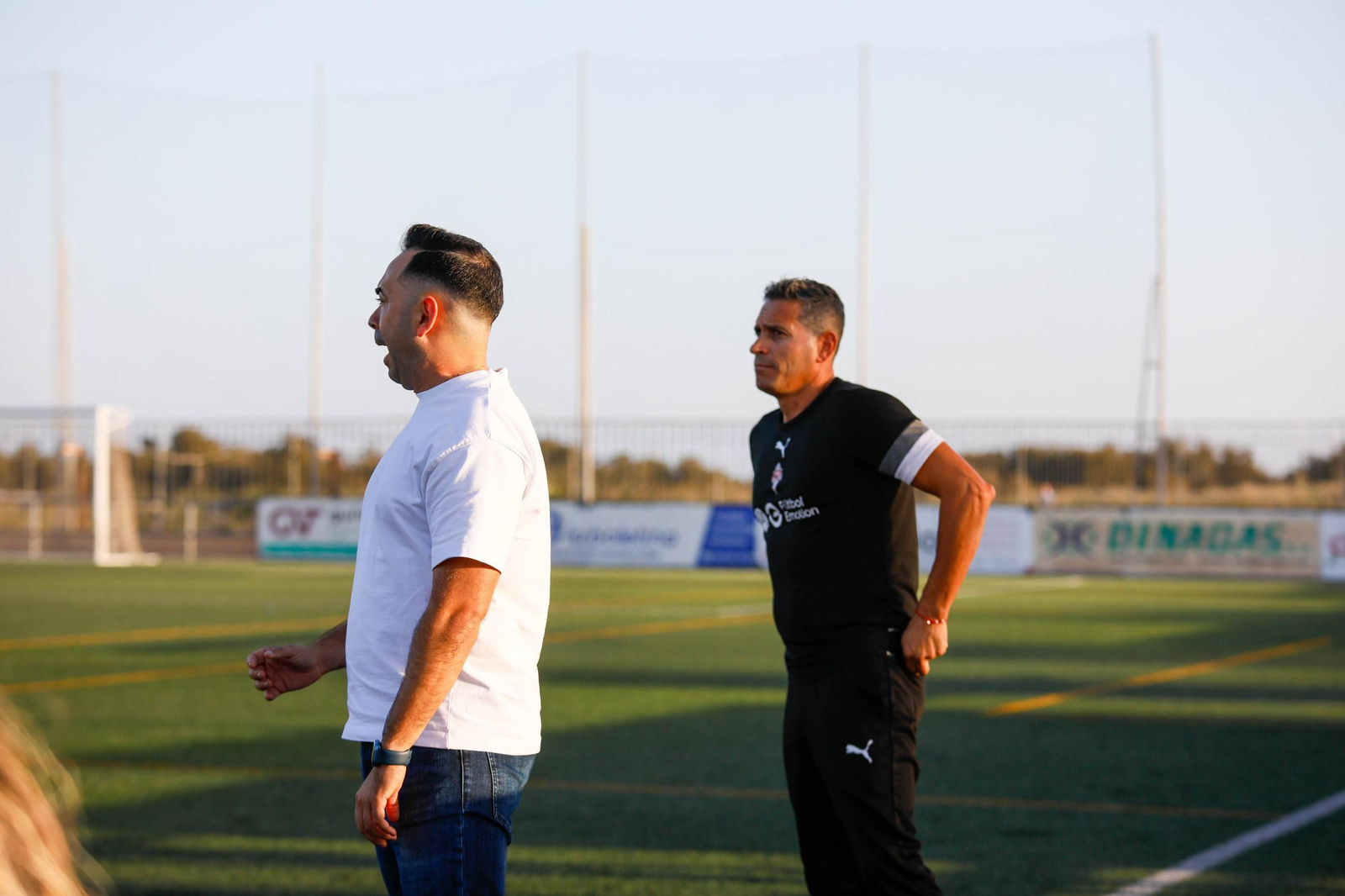 Juan Carlos Zumaquero junto a su segundo, Dani Canabarro, da indicaciones a sus futbolistas durante un partido de este curso.