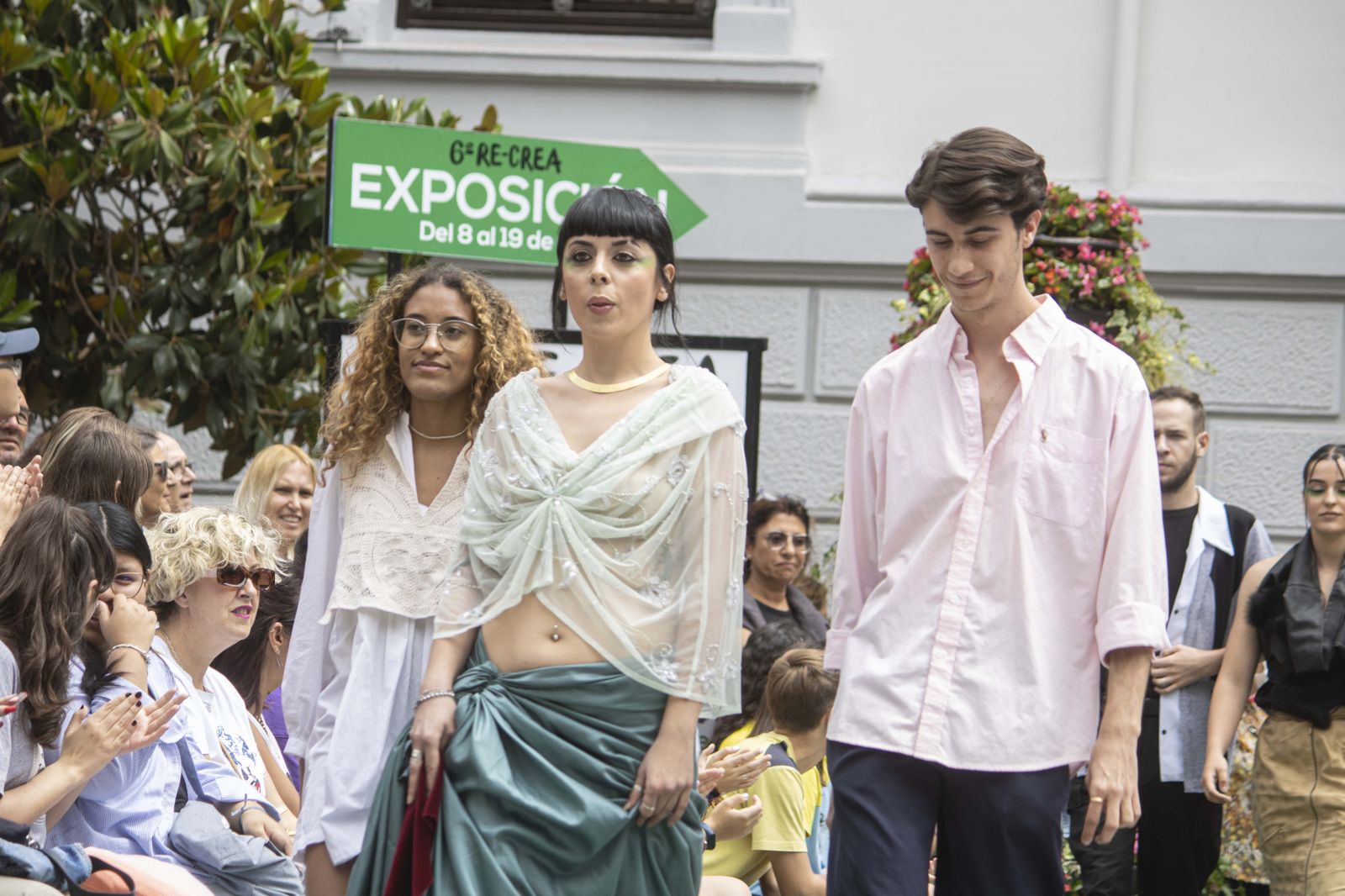 Día Internacional del Reciclaje con un desfile de moda reciclada, en imágenes
