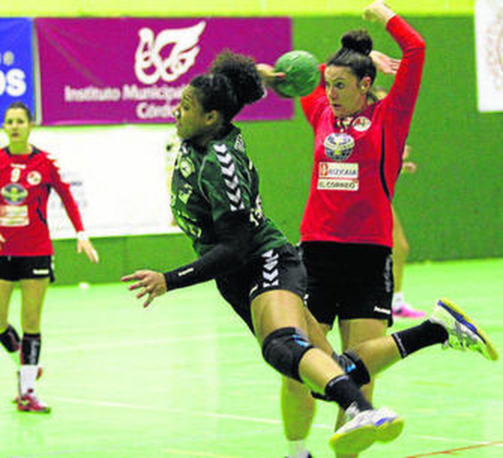 Yacaira Tejada lanza a portería ante una defensora del Zuazo.